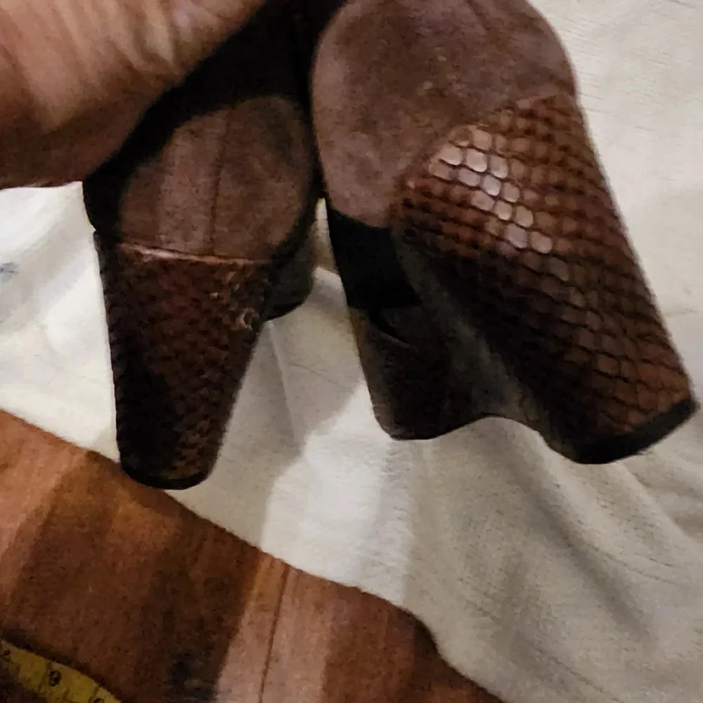 Donald Pliner Lizzie Snake heels.8.5‎